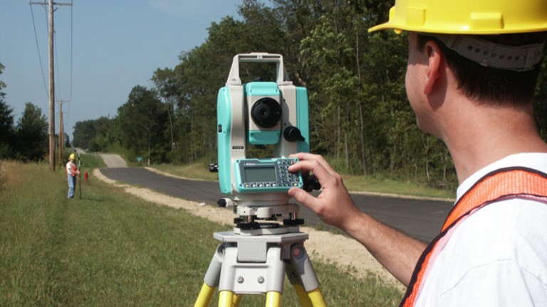 Ứng dụng trong khảo sát địa hình và địa chính